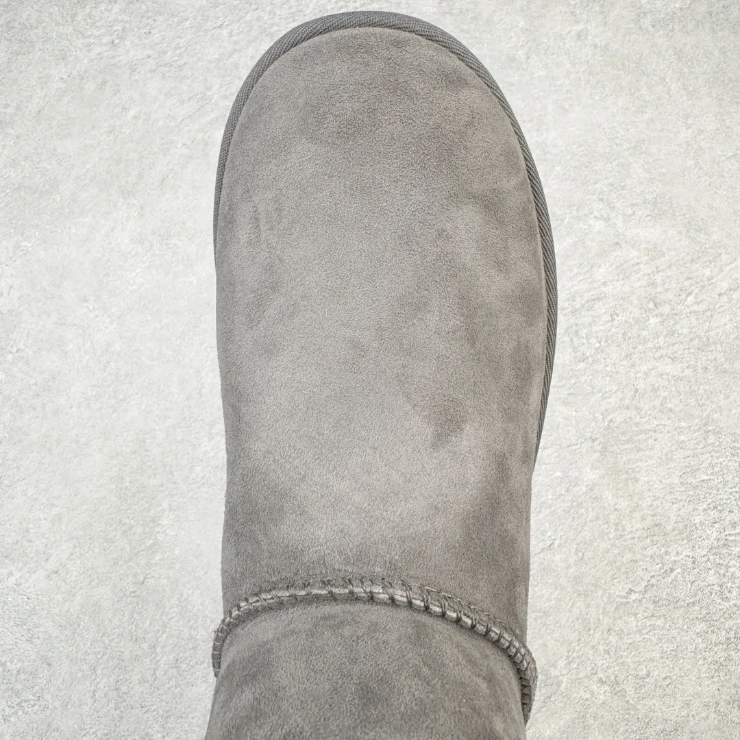 Pick up locally💰520 UGG 6422 Classic wooden buckle autumn and winter sheep fur integrated snow boots. All shoes are made from the same factory as ZP. Longfeng A-grade Australian imported sheep fur integrated women's boots. Brand OEM production line. Fully follow the ZP process. OEM original pattern maker. Adhering to the principle of no original shoes and no development selection. Pay attention to every detail. The most authentic version on the market. TREADLITE "Light Wing" technology outsole. Lightweight/durable/flexible/pile size: 35 36 37 38 39 40 Coding: by2936090